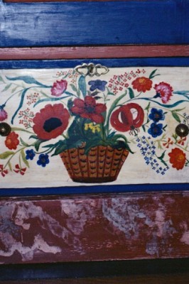 Détail d'armoire peinte